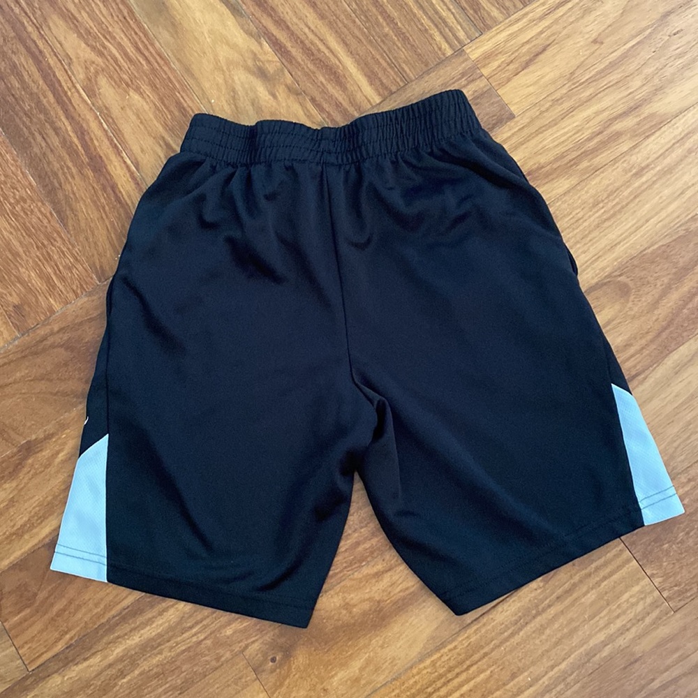 Boys Champion Authentic Athleticwear short pants with side pockets - Picture 5 of 6